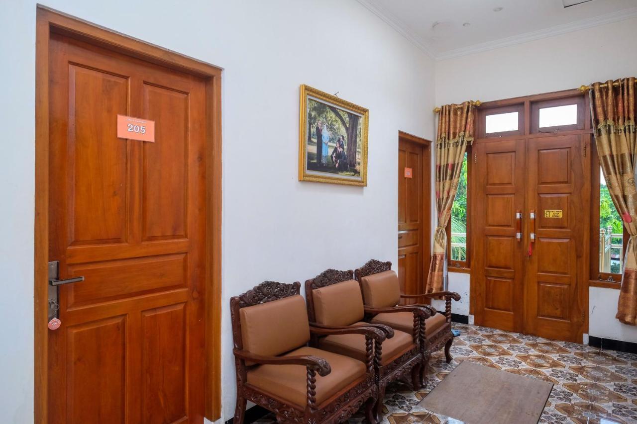 Reddoorz Syariah @ Griya Thamrin Manahan Solo エクステリア 写真