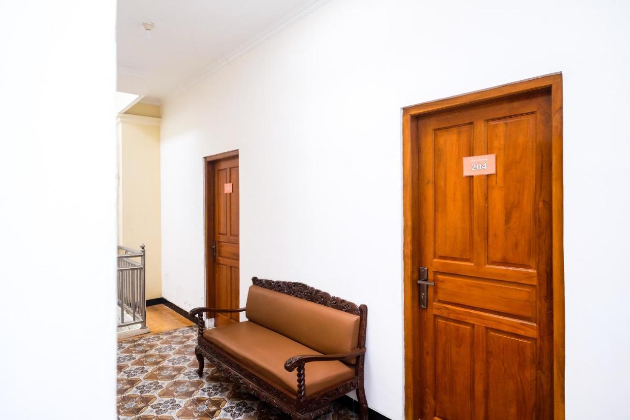 Reddoorz Syariah @ Griya Thamrin Manahan Solo エクステリア 写真