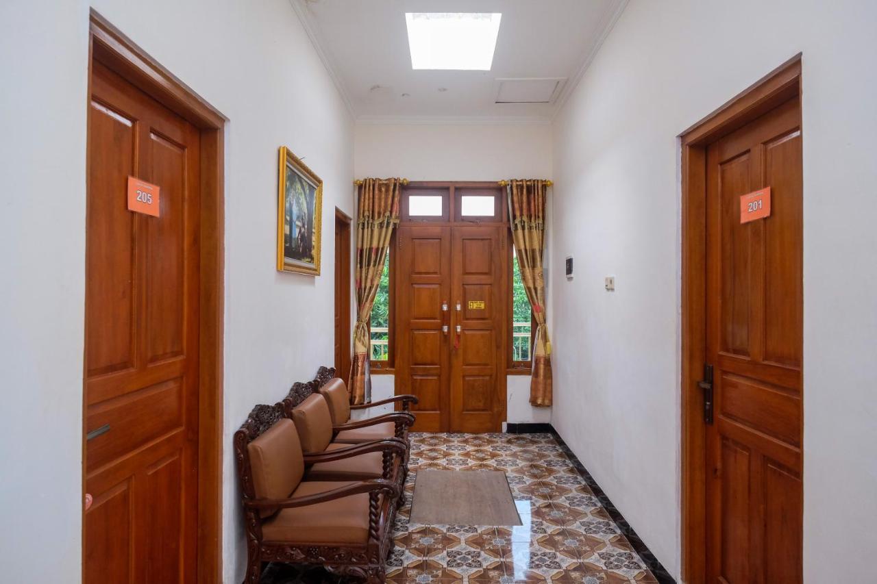 Reddoorz Syariah @ Griya Thamrin Manahan Solo エクステリア 写真