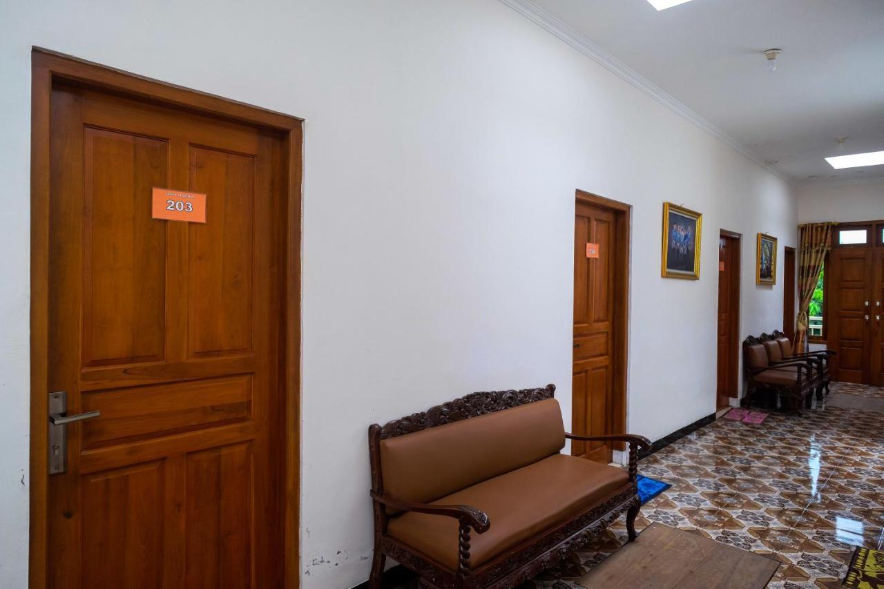 Reddoorz Syariah @ Griya Thamrin Manahan Solo エクステリア 写真