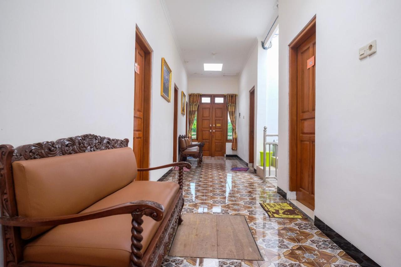 Reddoorz Syariah @ Griya Thamrin Manahan Solo エクステリア 写真